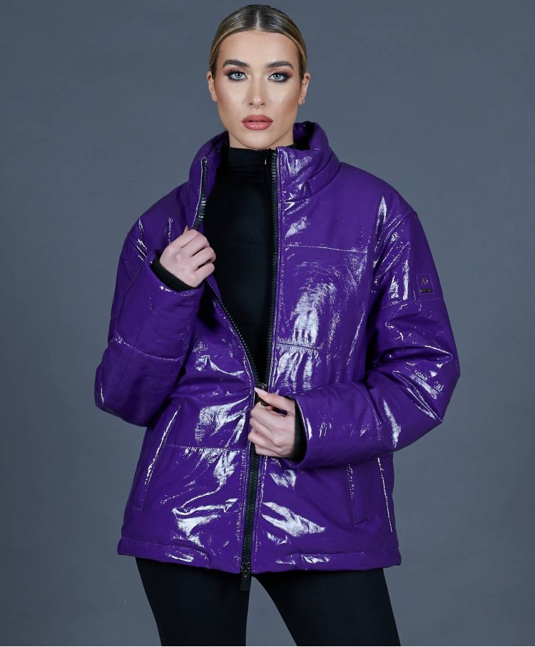 Piumino in pelle laminata viola versione oversize 