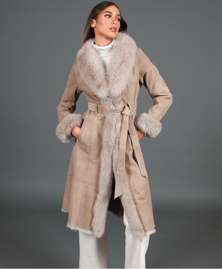 Cappotto in montone scamosciato beige con bordi in volpe