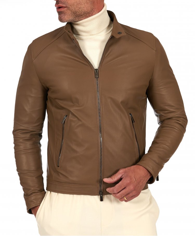 Giacca in pelle color fango con colletto coreana e zip maniche